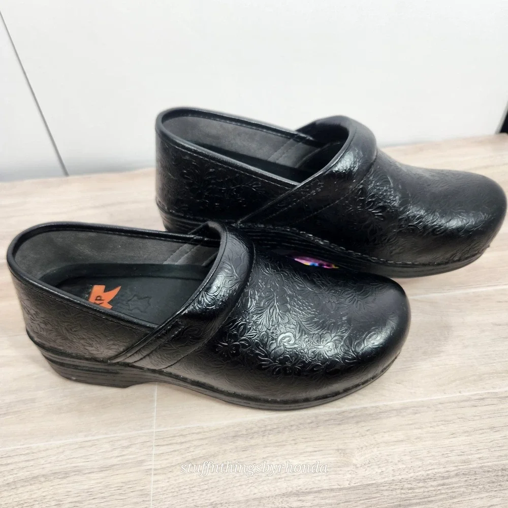 Dansko Black Tooled Leather Floral Professional Stapled Clogs EU 38 US 7.5-8 - Picture 4 of 13